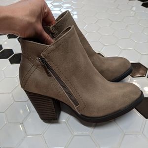 Rampage zipper ankle booties size 6!